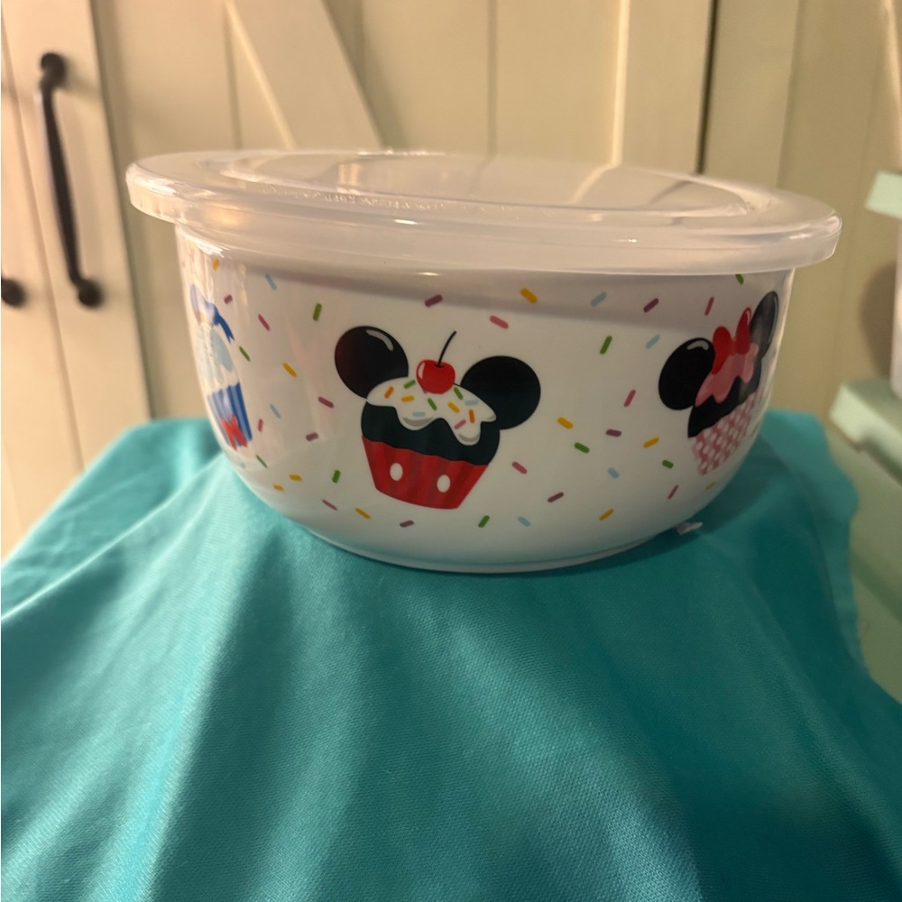 Disney Ceramic Storage Bowl Microwavable with Vent Lid Mickey Mouse  7.5”
